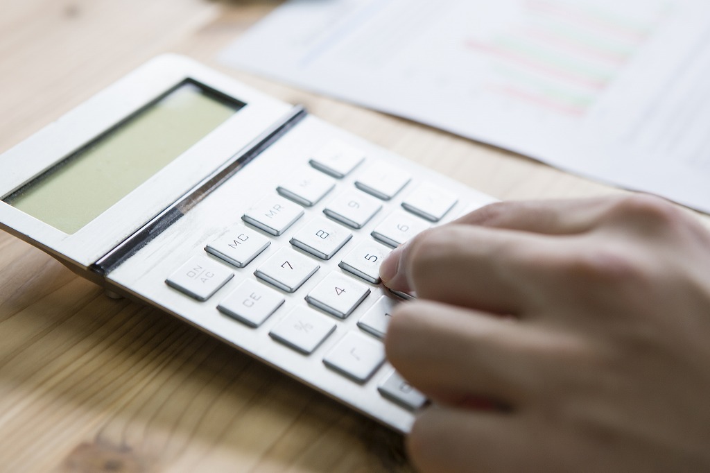 電卓をそうさする手