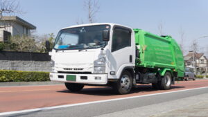 後ろ緑トラック