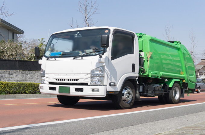 後ろ緑トラック