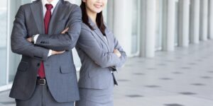 腕を組む女性と男性