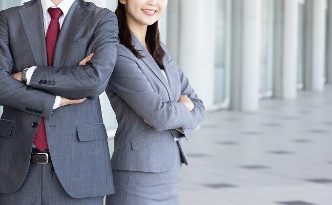 腕を組む女性と男性