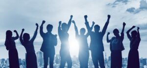 手を挙げる社会人たち