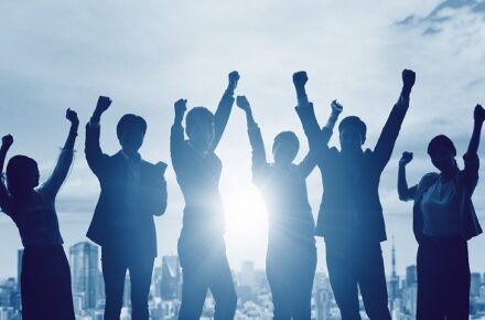 手を挙げる社会人たち