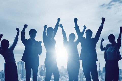 手を挙げる社会人たち