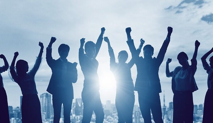 手を挙げる社会人たち