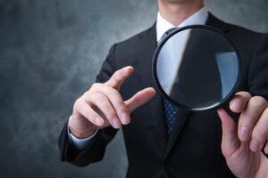 虫眼鏡・ビジネスマン